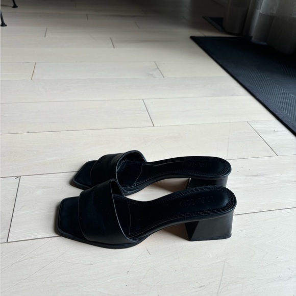 selling the cutest heels! - Picture 2 of 4